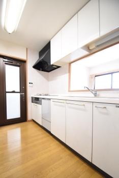 ３口ガスコンロのキッチン。毎日の家事を楽にする食器洗い乾燥機つき。