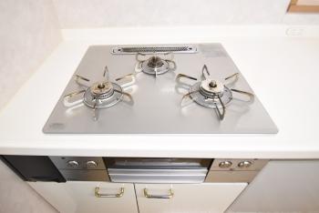 お手入れが手軽なフラットタイプのガスコンロ。２０２４年７月交換