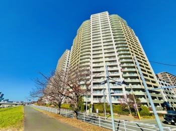 多摩川沿いに佇む大規模マンションです