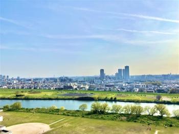 多摩川を望むバルコニーからの眺望（眺望は永続的に保証されるものではありません）