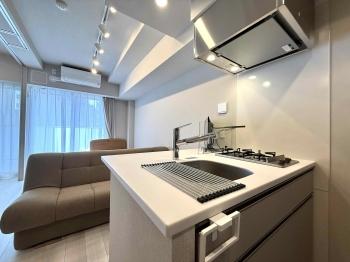 キッチン　清潔感のある人造大理石のキッチン天板