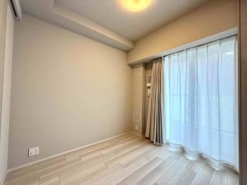 ベットルーム　約3.9帖　南向きバルコニーに面した陽当たり良好な居室