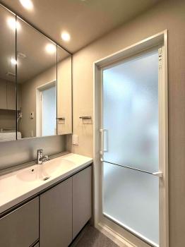 洗面室　洗面化粧台には三面鏡収納を採用