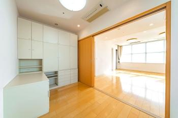 リビングダイニングと隣接した約5帖の洋室