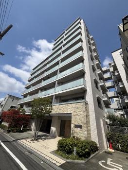 周囲の環境に調和する、白を基調にしたタイル張りの外観