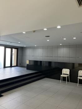 落ち着いた色調で統一された、洗練されたエントランスホール。