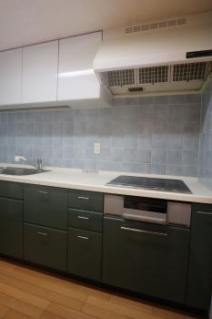 コンパクトながら収納豊富なシステムキッチン。