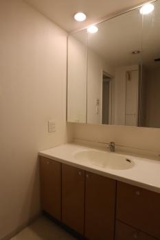 三面鏡タイプの洗面化粧台を採用。