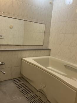 浴室換気乾燥機付き浴室。