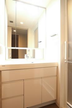 三面鏡付き洗面化粧台（ＣＧで作成したリフォームイメージです）