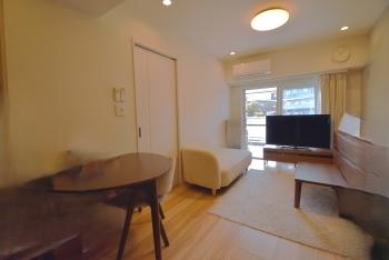 南西向きバルコニーに面したリビング。家具備品等は販売に含まれません。