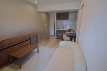 南西向きバルコニーに面したダイニング。家具備品等は販売に含まれません。