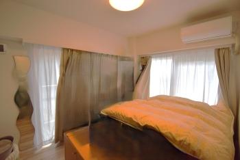 南西側バルコニーに面した洋室。家具備品等は販売に含まれません。