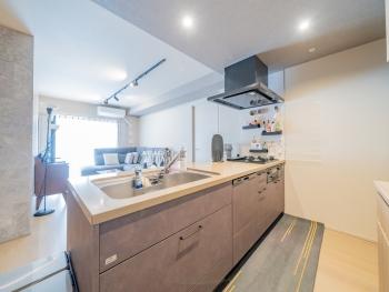 開放感のある対面式キッチン