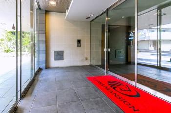 不審者や勧誘員などが建物内に立ち入るのを防いでくれるオートロック付き