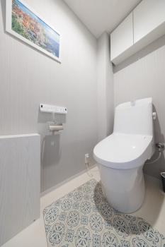 上部に吊り戸棚があるので、トイレットペーパーのストックや掃除用品を収納できます。