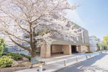 緑と調和する緩やかな丘に佇む187世帯の大規模レジデンス