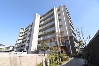 現地外観。敷地内は歩車分離設計の安心構造
