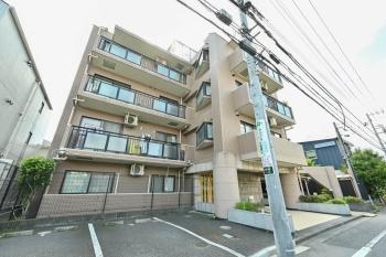 外壁タイル張りで重厚感のあるマンション