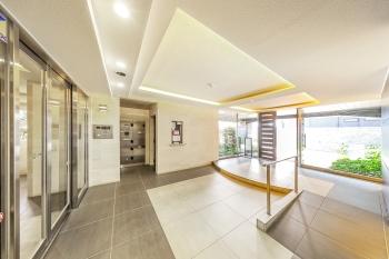 車いすや台車でも通れるようスロープが設置されています。