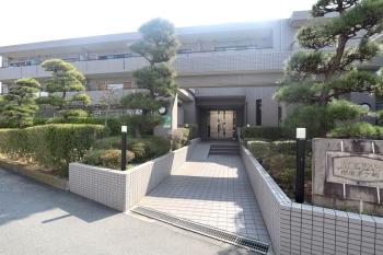 第一種低層住居専用地域に位置する地上3階建ての建物外観