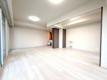 リビングダイニングと洋室４（可動間仕切り解放時）