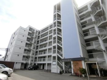 8階建の121戸のマンションです。
