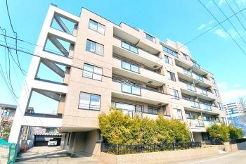 エントランス前に広がる緑、洗練された植栽計画が住まいの価値を高めます。