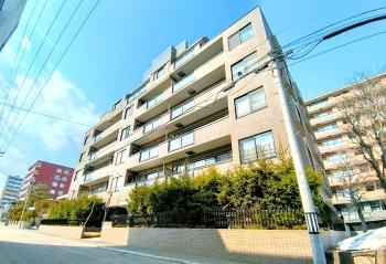 外壁はタイル貼りになっており、気品あふれる佇まいです。