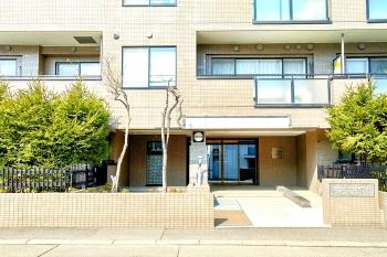 ベビーカーや車いすもスムーズに移動できる玄関スロープ完備です。