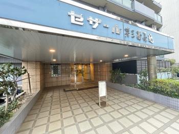 屋根付きのエントランスで、雨の日も濡れにくい