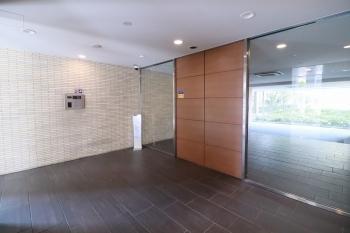 風除室。不審者や勧誘員などが建物内に立ち入るのを防いでくれるオートロック付き。