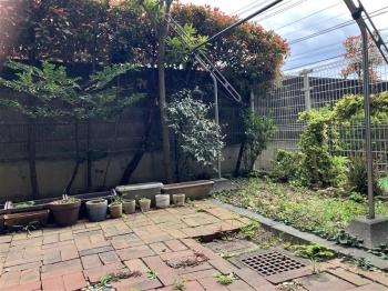 南・東角に位置する専用庭付テラス