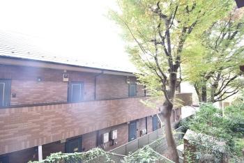 窓の外に広がる、落ち着いた住宅街。