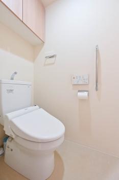 上部に吊り戸棚があるので、トイレットペーパーのストックや掃除用品を収納できます。