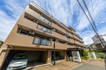 ブラウンタイル張りの低層マンション
