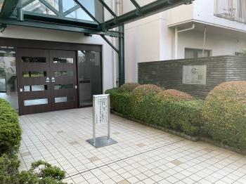 緑豊かな植栽に彩られたエントランスアプローチ