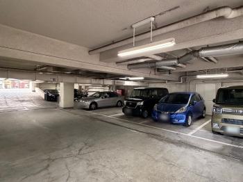 敷地内駐車場（空き状況や料金はお問い合わせください）