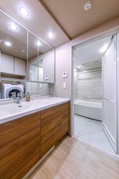 身だしなみを整えやすい、三面鏡・シャワー付き洗面化粧台です。