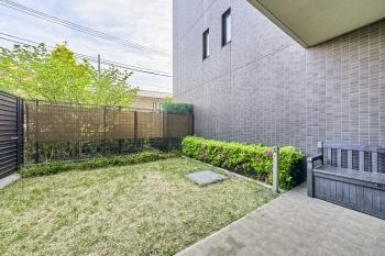 ゆったりとした専用庭・専用テラスは、植栽を望むオープンエアの開放空間です。