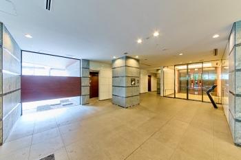 ガラス張りの明るいエントランスホール