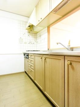 リビングの様子が見える対面式キッチン