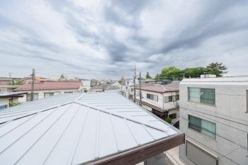 ルーフバルコニーからの東側眺望（眺望は永続的に保証されるものではございません。）