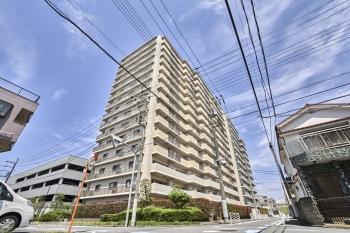 現地外観／2005年7月築、総戸数236戸の大規模マンション