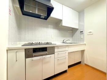 お部屋に匂いがこもりづらい独立型キッチン