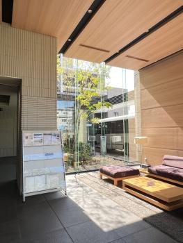 ラウンジ　日々の癒しとなる坪庭がお出迎えします