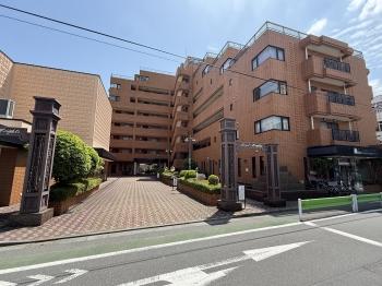 安心感を演出するゆとりあるアプローチ