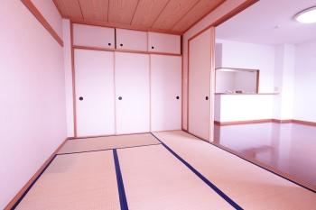 リビング隣の和室は、来訪時や家事スペース、お子様と遊ぶ空間としても重宝します