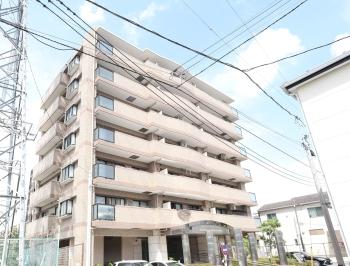 重厚感あるタイル張りの外観