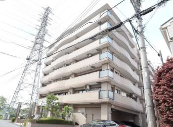 重厚感あるタイル張りの外観